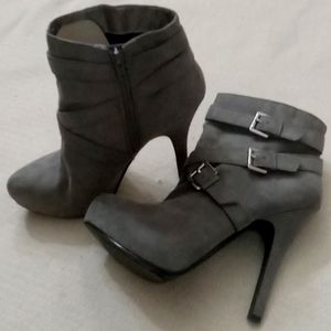 G by GUESS Women 8.5 platform stiletto zip bootie gray suede heels